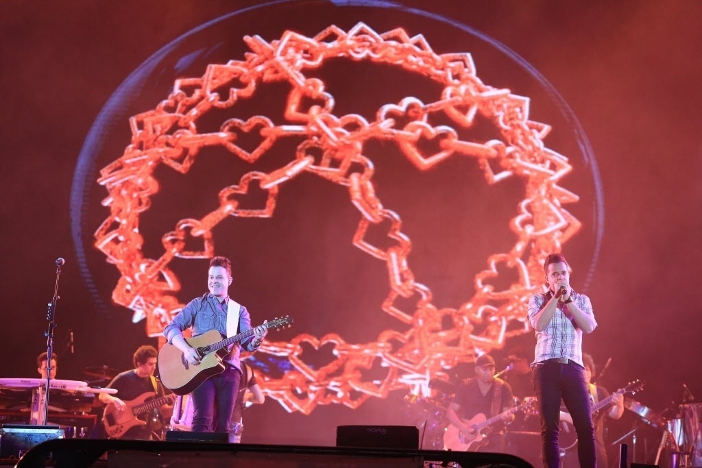 22.ago.2014 - Os sertanejos João Neto & Frederico animam a plateia do segundo dia da Festa do Peão de Barretos 2014, no interior de São Paulo, na noite desta sexta-feira - Silva Junior/UOL