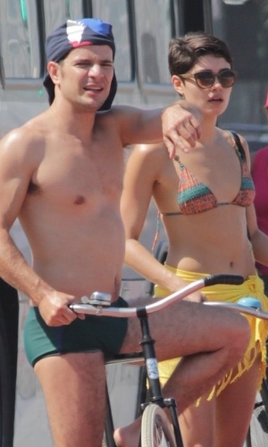23.ago.2014 - Sophie Charlotte e Daniel Oliveira curtem juntos a praia do Leblon, na zona sul do Rio. Eles passearam de bicicleta e aproveitaram também a areia e o mar