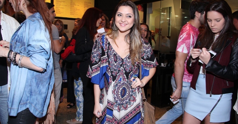 23.ago.2014- Poliana Aleixo marca presença na sessão para convidados da peça "A História dos Amantes"  em um teatro na Barra da Tijuca, no Rio de Janeiro