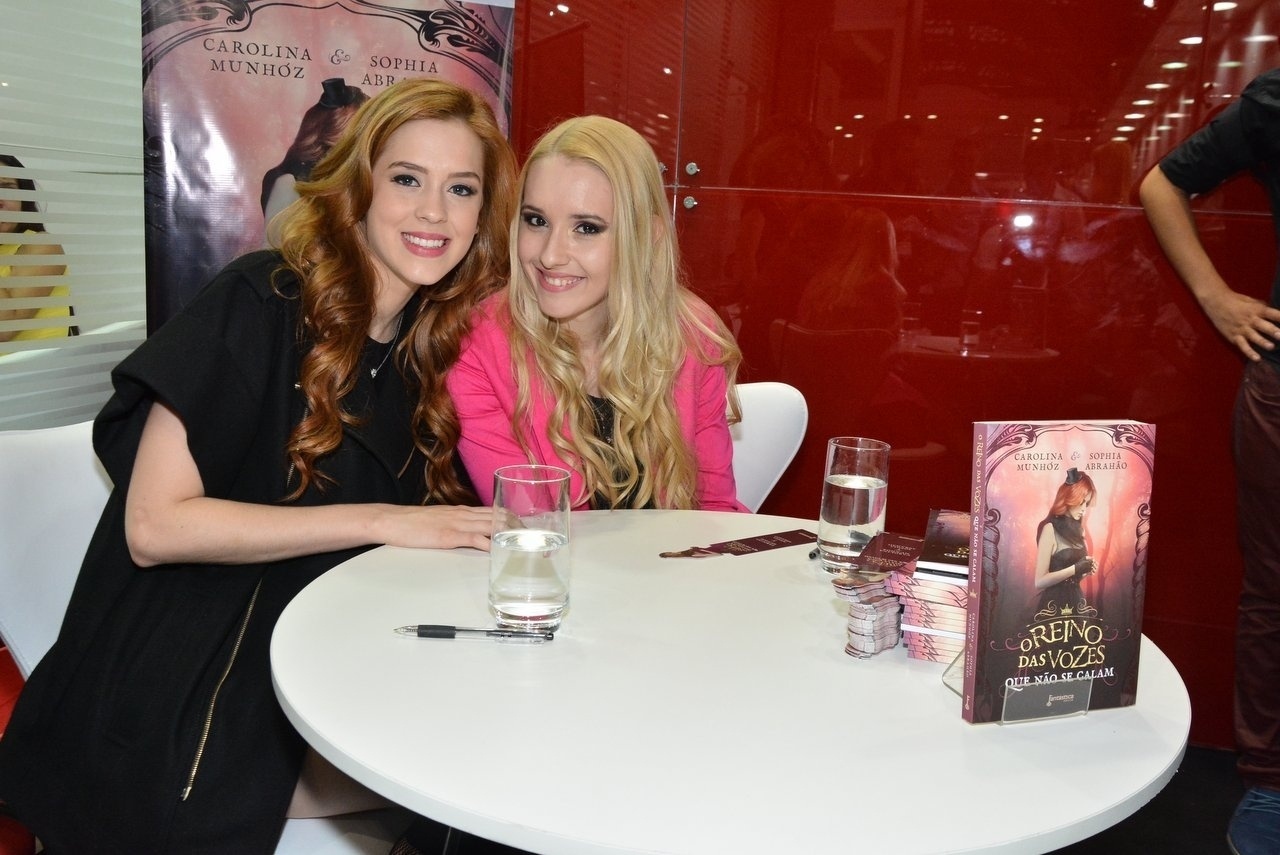23.ago.2014- Sophia Abrahão e Carolina Munhoz posam juntas na Bienal antes da sessão de autógrafos  do livro "O Reino das Vozes Que Não Se Calam" - Caio Duran /AgNews