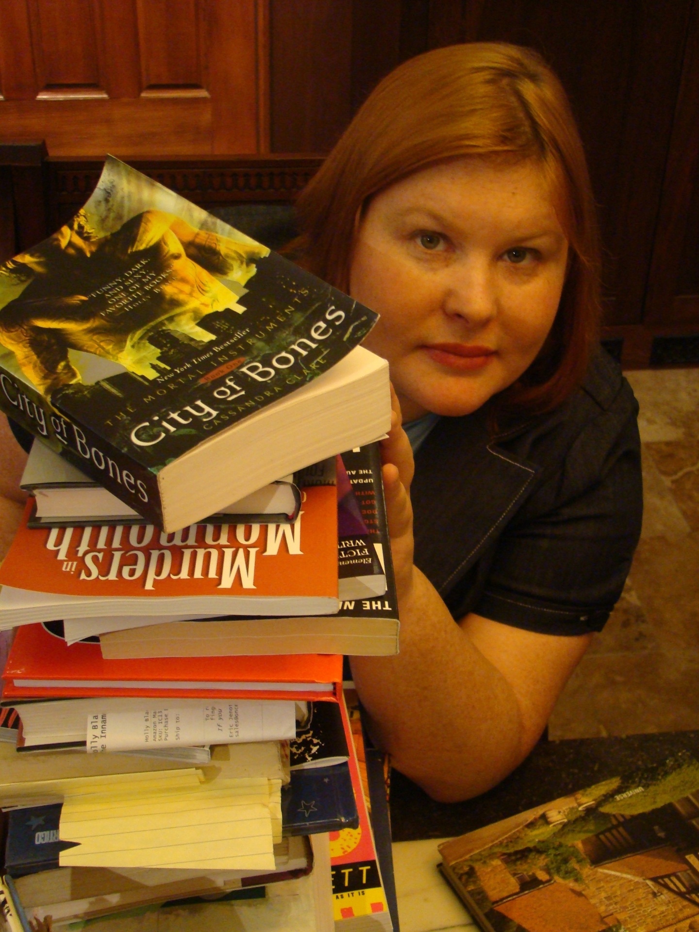 Cassandra Clare, que ficou famosa pela série ?Os Instrumentos Mortais?, composta por seis livros, posa ao lado de suas obras - Theo Black/Divulgação