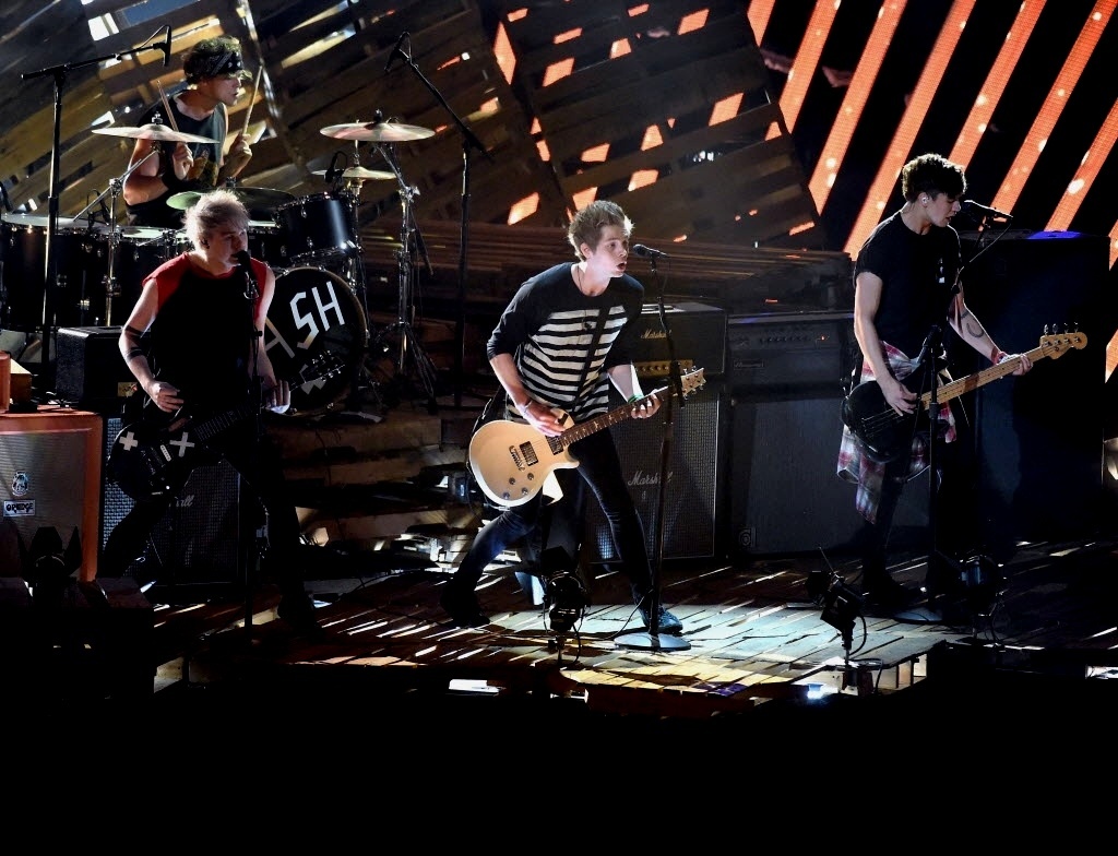 24.ago.2014 - A banda 5 Seconds Of Summer apresenta a música "Amnesia" no palco do VMA 2014 (Video Music Awards) no Fórum de Inglewood, na Califórnia - AFP