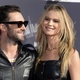 24.ago.2014 - Adam Levine, vocalista do Maroon 5, posa com a modelo Behati Prinsloo no VMA 2014 (Video Music Awards) no Fórum de Inglewood, na Califórnia - Reuters
