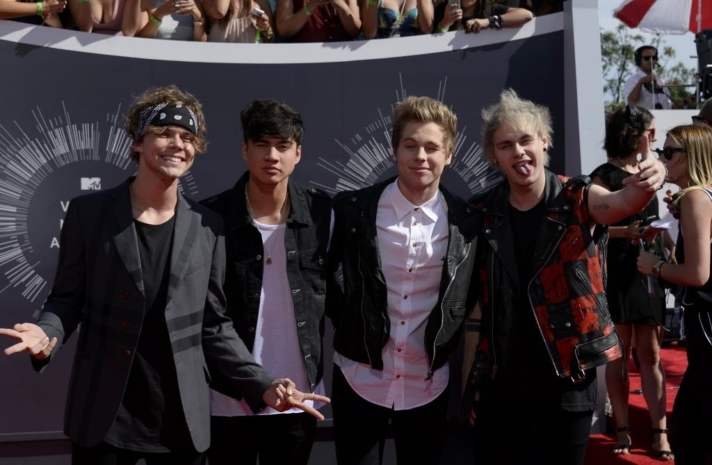 24.ago.2014 - Ashton Irwin, Calum Hood, Luke Hemmings e Michael Clifford, da banda 5 Seconds of Summer, chegam ao VMA 2014 (Video Music Awards) no Fórum de Inglewood, na Califórnia - Reuters