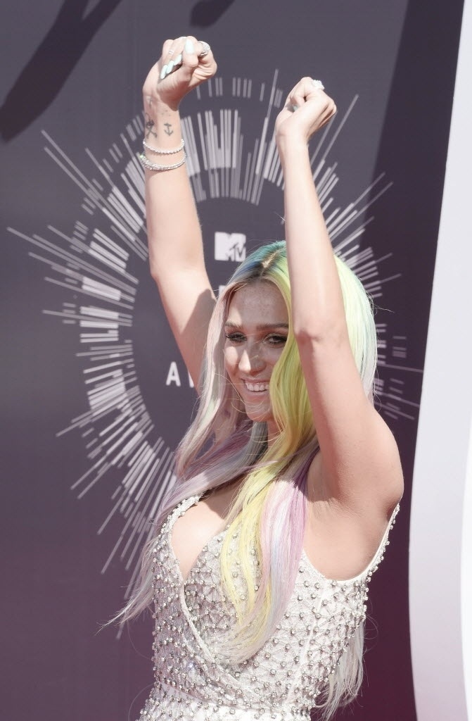 24.ago.2014 - Com cabelos coloridos, Ke$ha comemora chegada ao VMA 2014 (Video Music Awards) no Fórum de Inglewood, na Califórnia - EFE