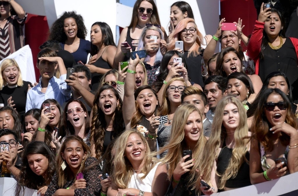 24.ago.2014 - Fãs de diversos artistas cercam os arredores do VMA 2014 (Video Music Awards) no Fórum de Inglewood, na Califórnia - Reuters