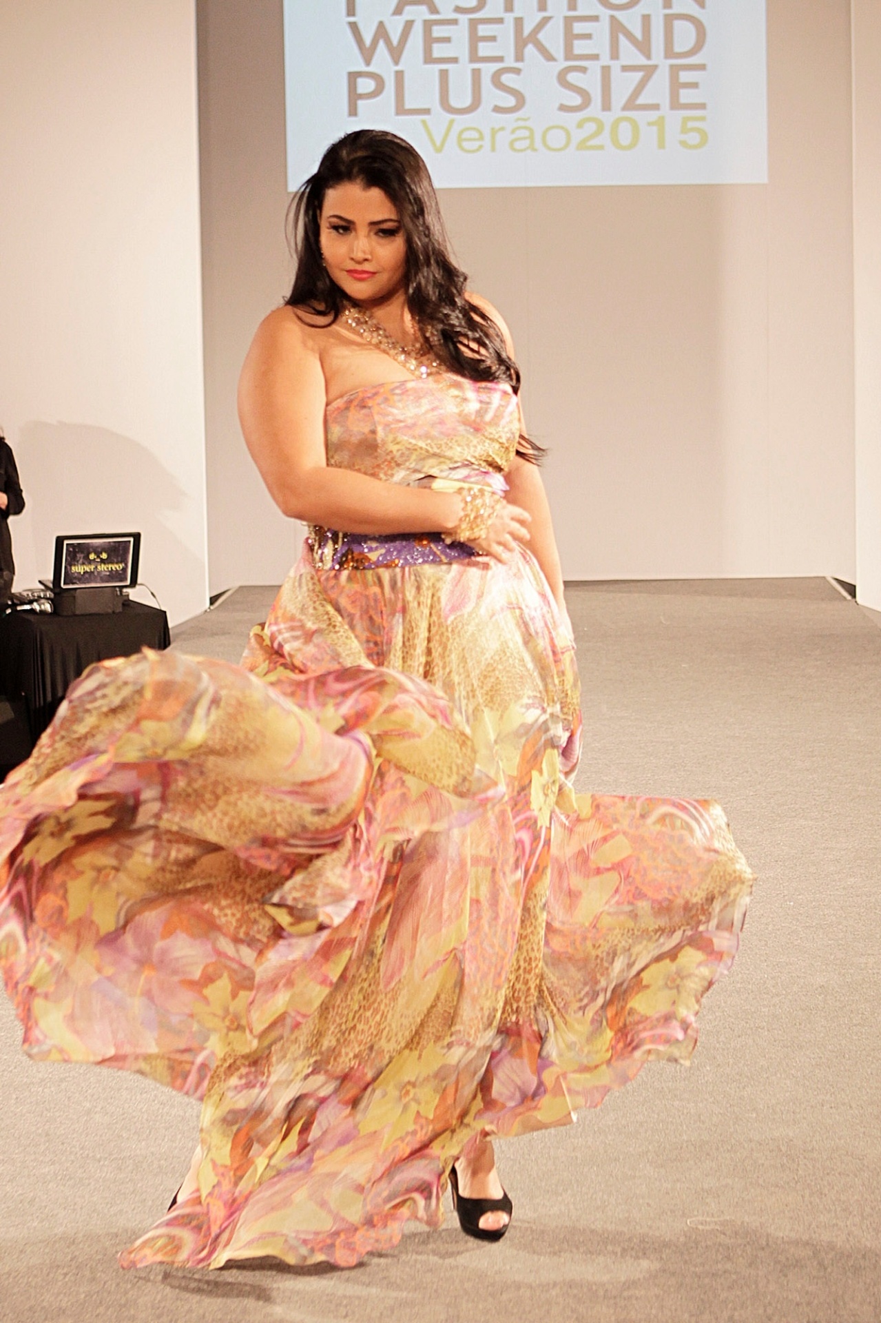 Modelo desfila vestido fluido com tecido estampado desenhado pelo estilista Arthur Caliman, na 10ª edição do "Fashion Weekend Plus Size - FWPS", maior evento de moda GG do país. As marcas apresentam suas coleções para o Verão 2015 com manequins que vão do 44 ao 56. O evento teve lugar no Centro de Convenções Frei Caneca, na noite de sábado (23), em São Paulo - Reinaldo Canato/ UOL