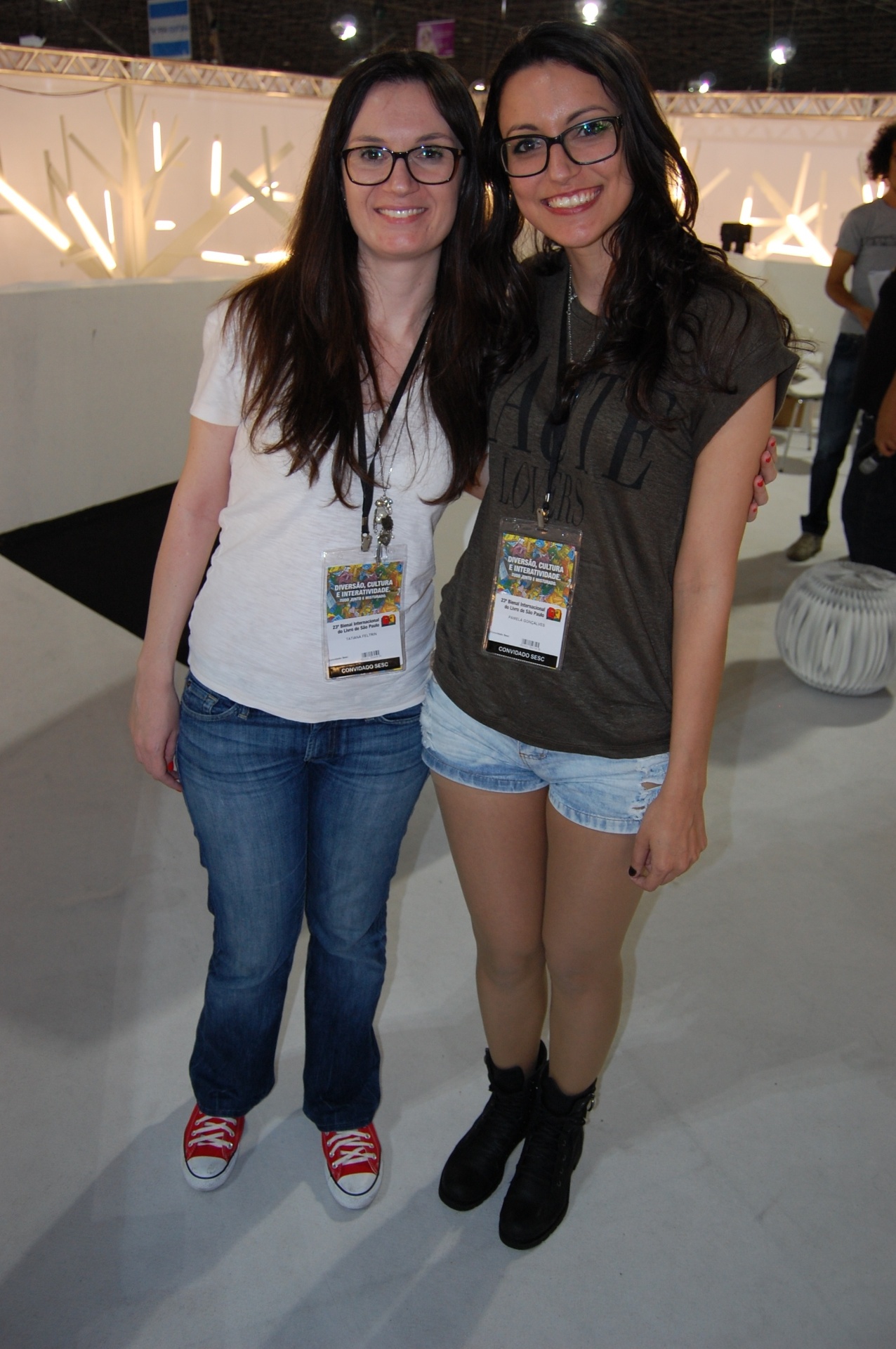 Pâm Gonçalves, de 23 anos, e Tatiana Feltrin, de 32, são garotas que fazem vídeos veiculados no Youtube nos quais falam de literatura - Rodrigo Casarin/UOL