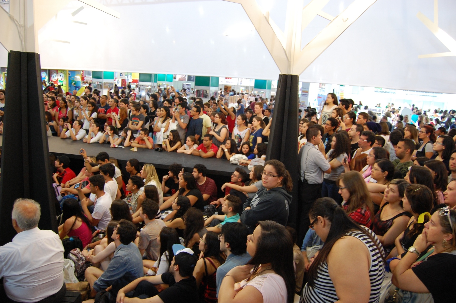 Público lota Bienal de São Paula para a mesa com as vlogueiras Pâm Gonçalves, do canal Garota It, e Tatiana Feltrin, de Tiny Little Things - Rodrigo Casarin/UOL