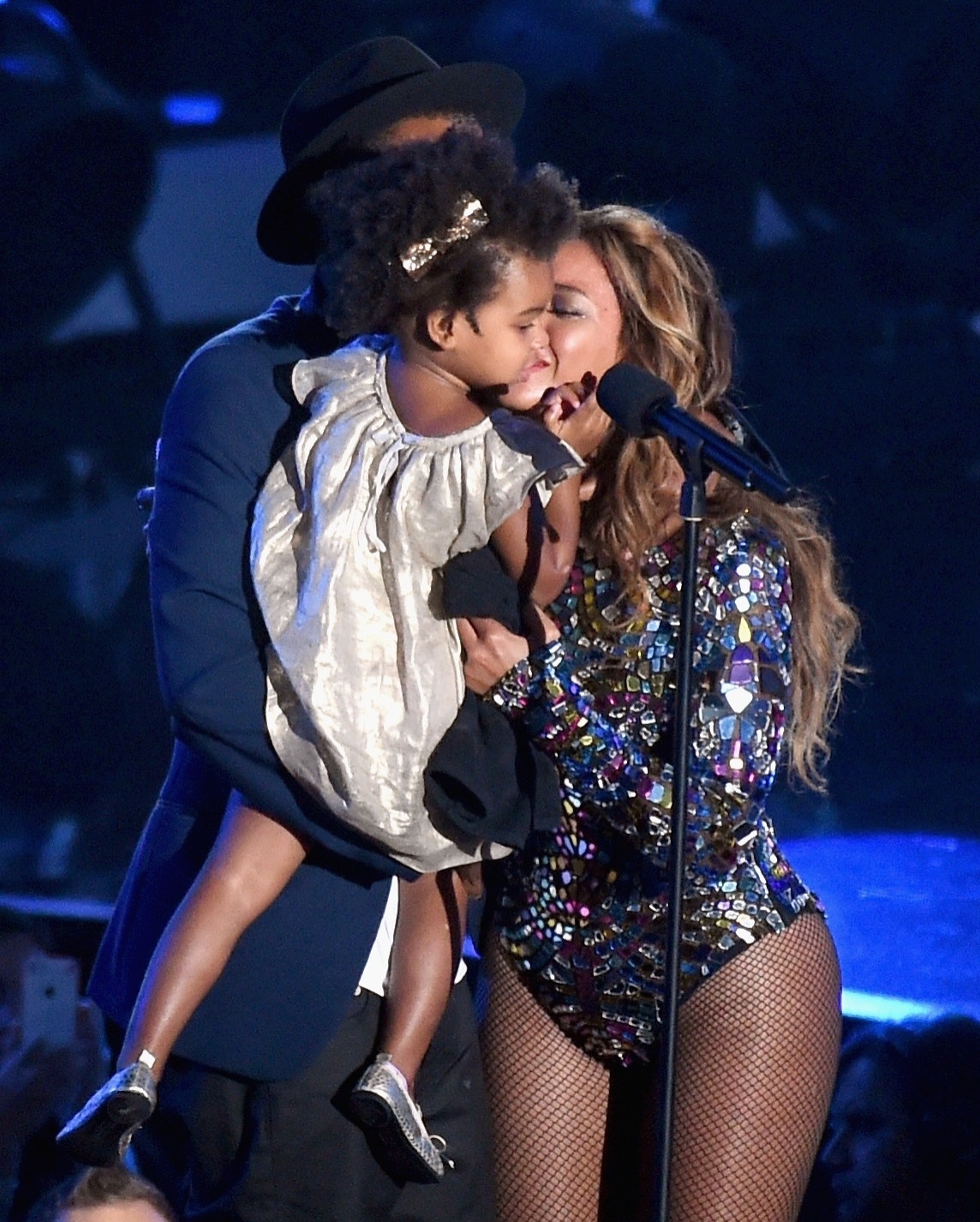24.ago.2014 - Beyoncé recebe de Jay-Z e Blue Ivy prêmio vanguarda Michael Jackson no VMA 2014 (Video Music Awards) no Fórum de Inglewood, na Califórnia - Getty Images