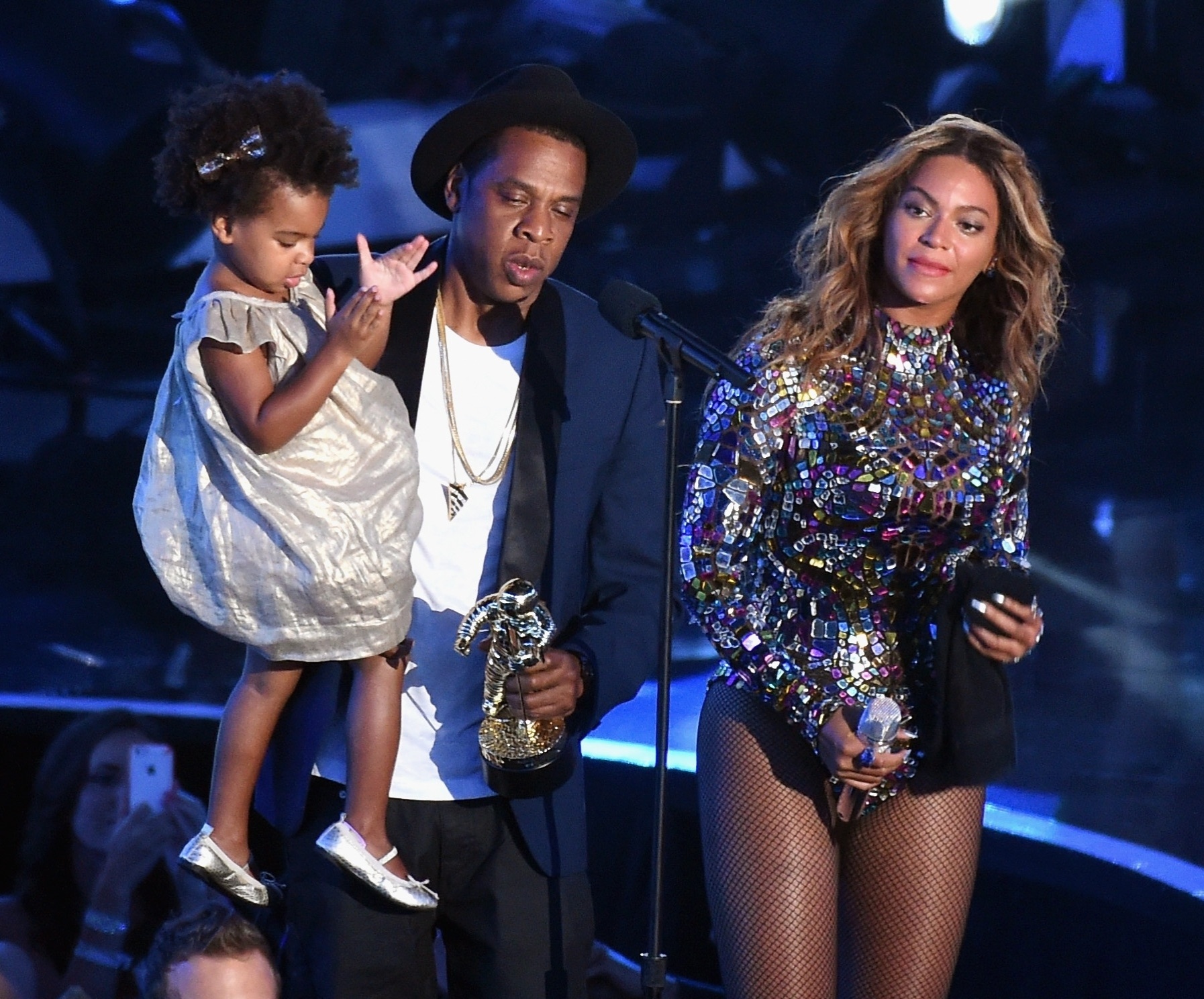 24.ago.2014 - Beyoncé recebe de Jay-Z e Blue Ivy prêmio vanguarda Michael Jackson no VMA 2014 (Video Music Awards) no Fórum de Inglewood, na Califórnia - Getty Images