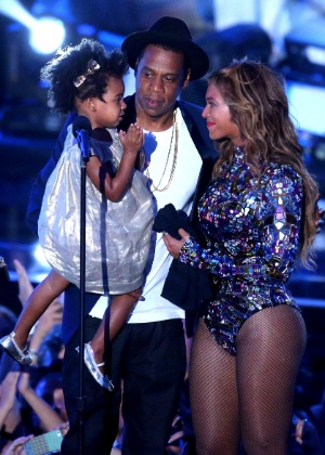 Jay-Z com sua mulher, Beyoncé, e a filha do casal, Blue Ivy, durante o VMA 2014