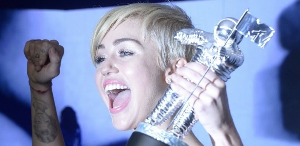 Miley Cyrus com o prêmio de vídeo do ano no VMA de 2014  - EFE