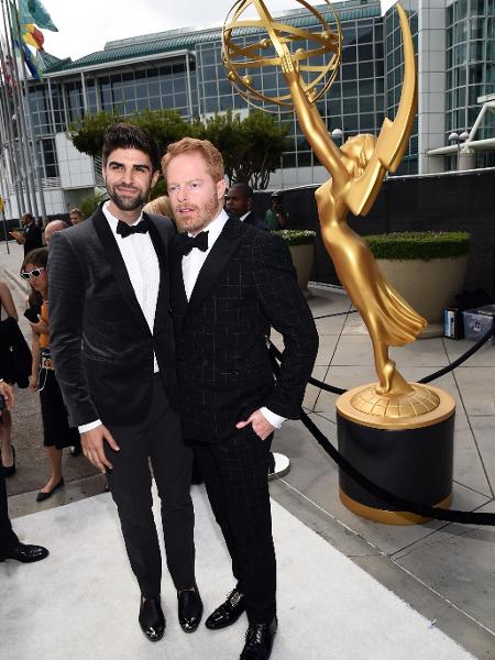 25.ago.2014 - Justin Mikita e Jesse Tyler Ferguson prestigiam a 66ª edição do Emmy Awards - Getty Images