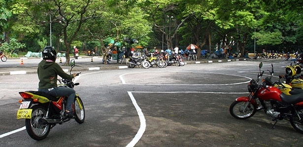 Moto-escolas ensinam motociclistas a passar na prova, e não a pilotar - Divulgação - Divulgação