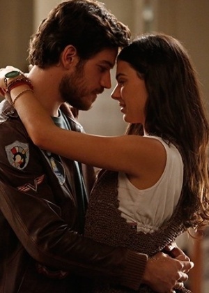 Rafael (Marco Pigossi) e Sandra (Isis Valverde) dançam e ficam balançados com a situação