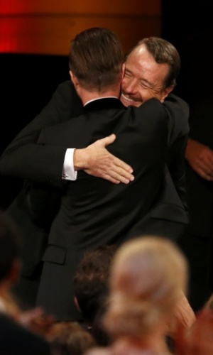 25.ago.2014 - Aaron Paul abraça o amigo Bryan Cranston ao vencer por Melhor Ator por Série Dramática por "Breaking Bad"