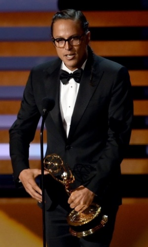 25.ago.2014 - Cary Joji Fukunaga recebe o Emmy por Melhor Diretor de Série Dramática por "True Detective"