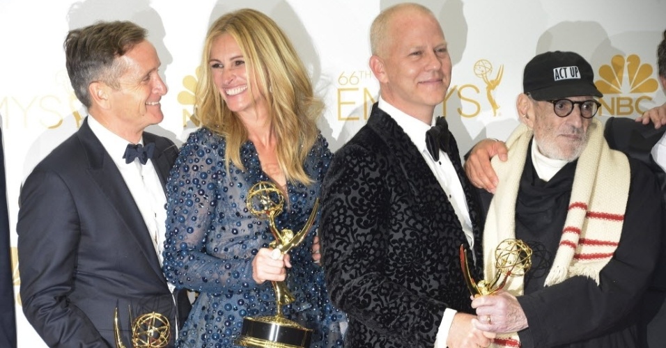25.ago.2014 - Dante Di Loreto, Julia Roberts, Ryan Murphy e Larry Krame posam com o Emmy conquistado pela série "The Normal Heart", que venceu na categoria  Melhor Filme para TV