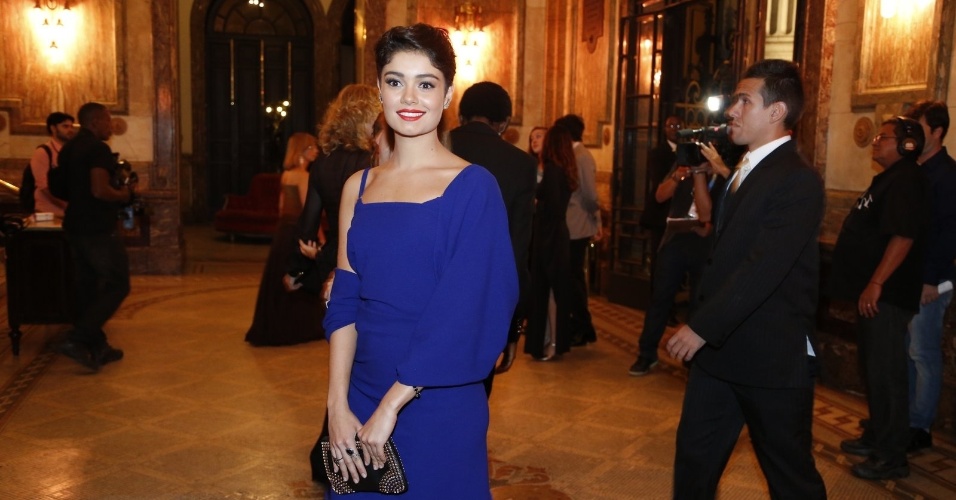 25.ago.2014 - De vestido azul, Sophie Charlotte prestigia o o Grande Prêmio do Cinema Brasileiro, no Theatro Municipal, no Centro