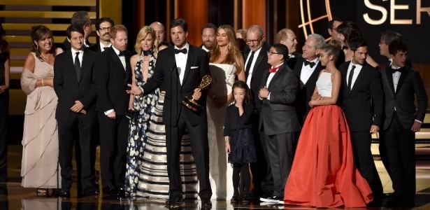 Equipe de "Modern Family" recebe o Emmy de melhor série de comédia, em agosto