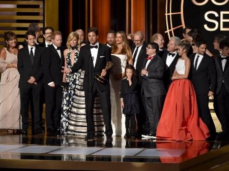 25.ago.2014 - Equipe e atores recebem o prêmmio por "Modern Family", que vence na categoria Melhor Série de Comédia - Kevin Winter/AFP