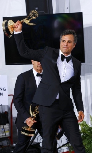 25.ago.2014 - O ator Mark Ruffalo posa com o Emmy conquistado pela série "The Normal Heart", que venceu na categoria  Melhor Filme para TV