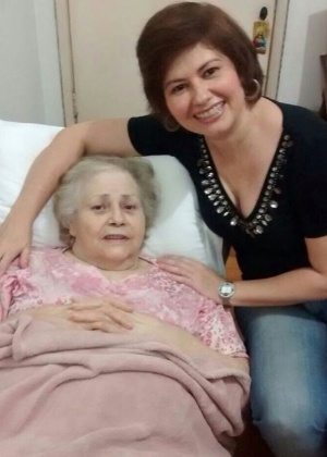 Pelo Instagram, Narjara Turetta posa com a mãe e pede ajuda: "Estou precisando de um andador e uma cadeira de banho pra ela"