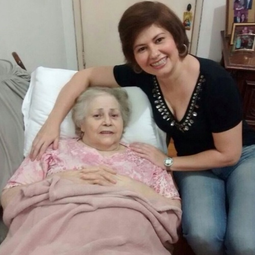 25.ago.2014- Pelo Instagram, Narjara Turetta posa com a mãe e pede ajuda: "Estou precisando de um andador e uma cadeira de banho pra ela"