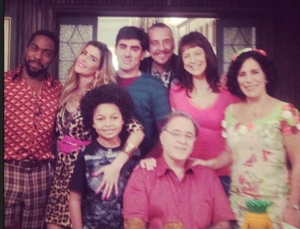 Lázara Ramos, Deborah Secco, Marcelo Adnet, Luana Piovani, Glória Pires e Tony Ramos posam como personagens de "A Grande Família"