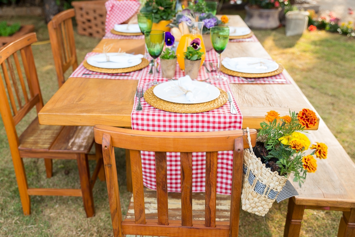 Para dar um charme extra à mesa de um almoço no jardim, os paisagistas Alexandre Gusmão Coelho Lacerda e Cintia Roberta Zanuzzo colocaram uma cestinha de flores pendurada no encosto de uma cadeira. A ideia é de baixo custo e fácil de executar. Na foto, o ambiente Piquenique no Jardim, na edição 2014 da Expoflora - Divulgação