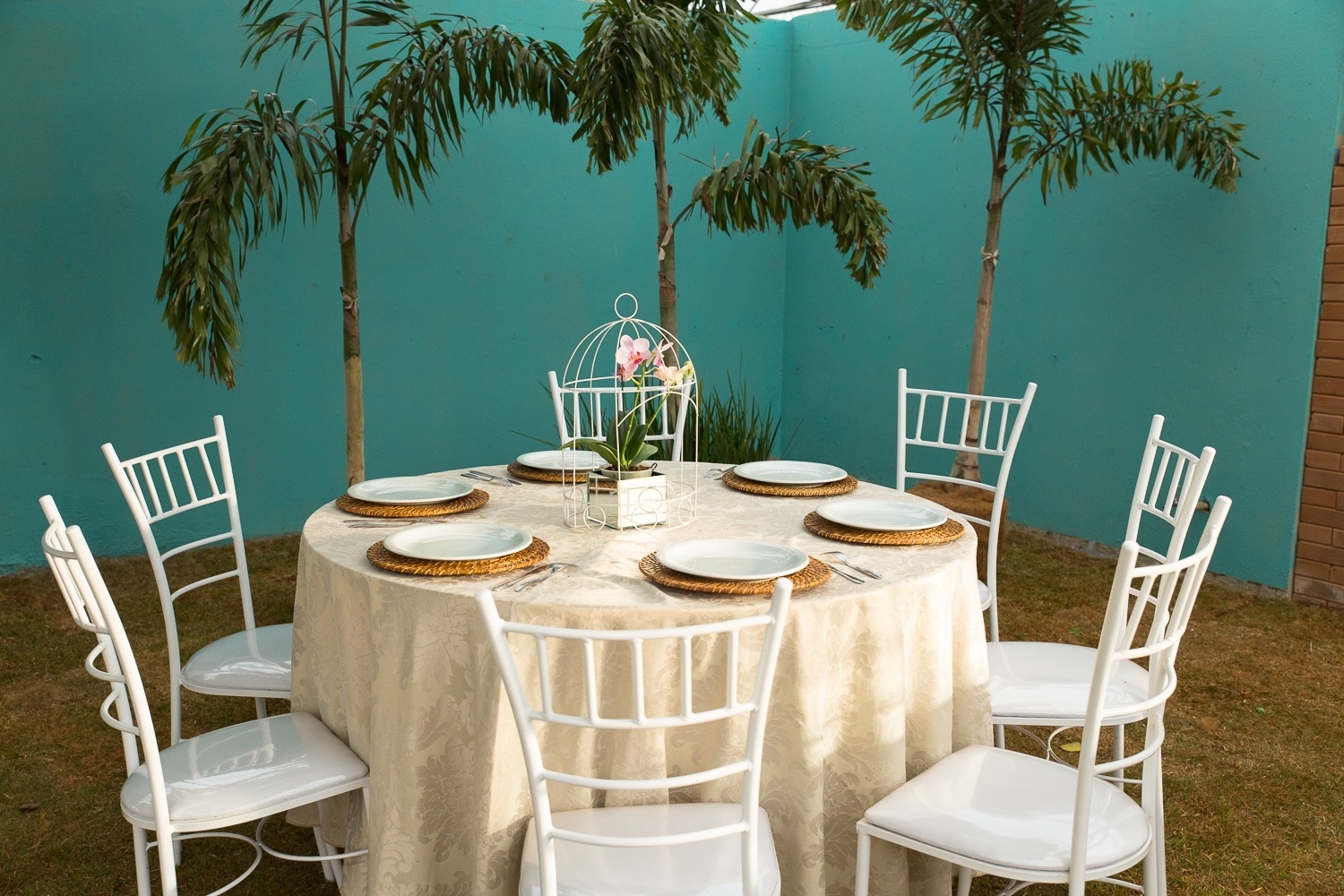 O paisagista Vaner da Silva criou um ambiente para o Casamento no Campo. A ideia pode ser adaptada a um almoço no jardim, por exemplo, com móveis brancos e leves e a decoração simples, com uma orquídea, aqui, incrementada pela gaiolinha. A Mostra de Paisagismo é uma da atrações da 33ª Expoflora, em cartaz de sexta-feira a domingo, das 9 h às 19 h, até dia 28 de setembro de 2014. A feira tem lugar em Holambra. Os ingressos custam R$ 34. Outras informações: www.expoflora.com.br - Divulgação