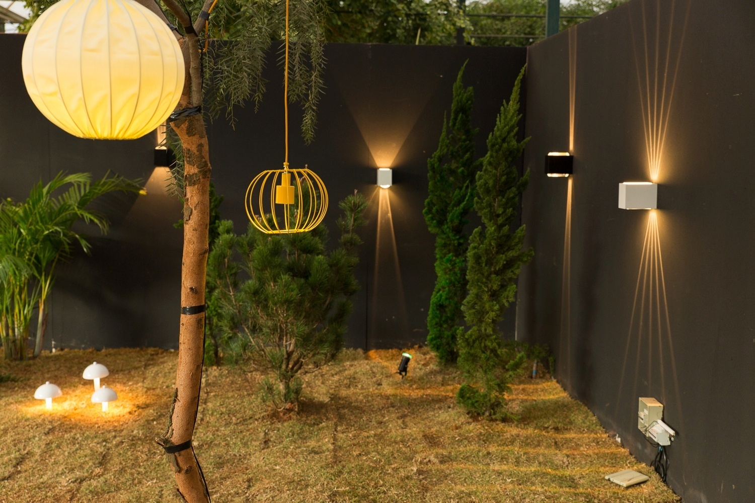 O paisagista Nivaldo Dellagostini e o projetista luminotécnico Junior Eleno criaram o ambiente Encanto das Águas para a edição 2014 da Expoflora, em Holambra (SP). No espaço é interessante observar que a iluminação do jardim pode ser feita além do solo (que aqui leva balizadores que se assemelham a cogumelos): a proposta é utilizar pendentes aramados e luzes (halógenas) direcionadas aos elementos de destaque da composição - Divulgação