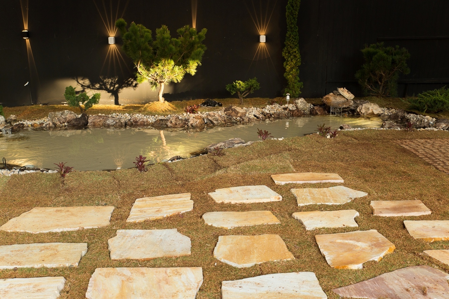 O paisagista Nivaldo Dellagostini e o projetista luminotécnico Junior Eleno criaram o ambiente Encanto das Águas. No espaço  a vegetação tropical é combinada a elementos orientais, lagos artificiais e fontes. A Mostra de Paisagismo é uma da atrações da 33ª Expoflora, em cartaz de sexta-feira a domingo, das 9 h às 19 h, até dia 28 de setembro de 2014. A feira tem lugar em Holambra (SP 340, rodovia Campinas-Mogi Mirim, saída 140). Os ingressos custam R$ 34. Outras informações: www.expoflora.com.br - Divulgação