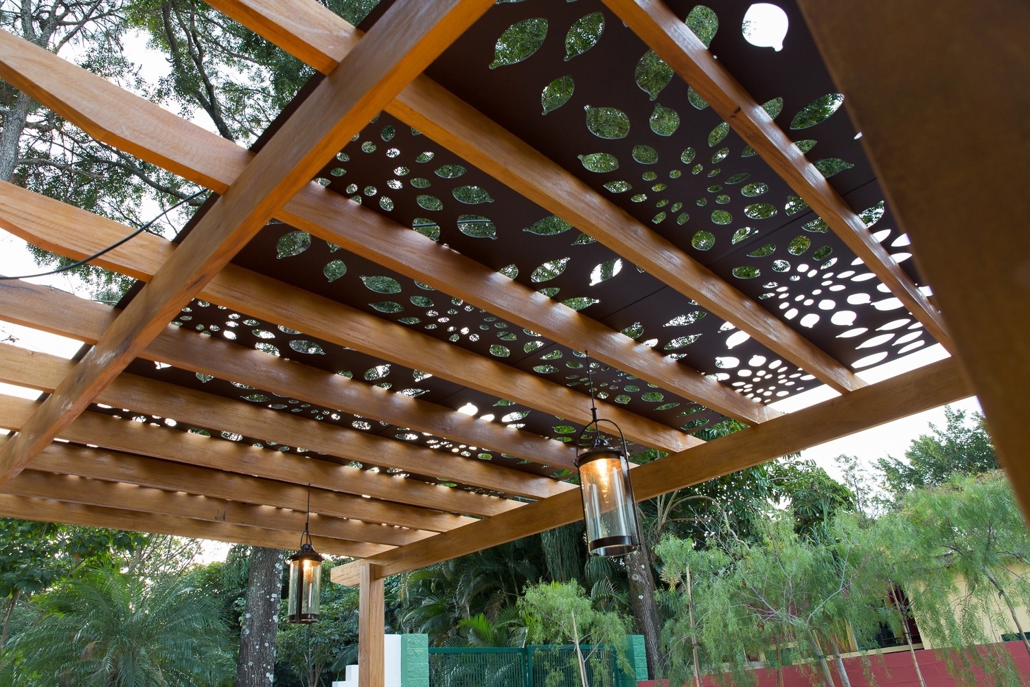 No ambientes Natureza em Festa, assinado pelas arquitetas Juliana Catto e Mirella Sanches, para a Mostra de Paisagismo na Expoflora 2014, a cobertura do pergolado foi feita com chapas de aço recortado. A solução é uma boa ideia para quem tem a vegetação da pérgola ainda em formação - Divulgação