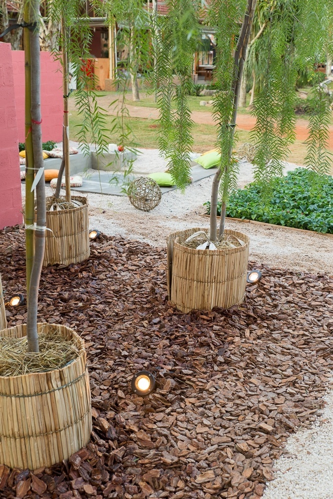 No ambientes Natureza em Festa, assinado pelas arquitetas Juliana Catto e Mirella Sanches, para a Mostra de Paisagismo na Expoflora 2014, árvores como a aroeira salsa e o choupo italiano foram plantadas e adornadas com fibra natural em forma de cestos - Divulgação