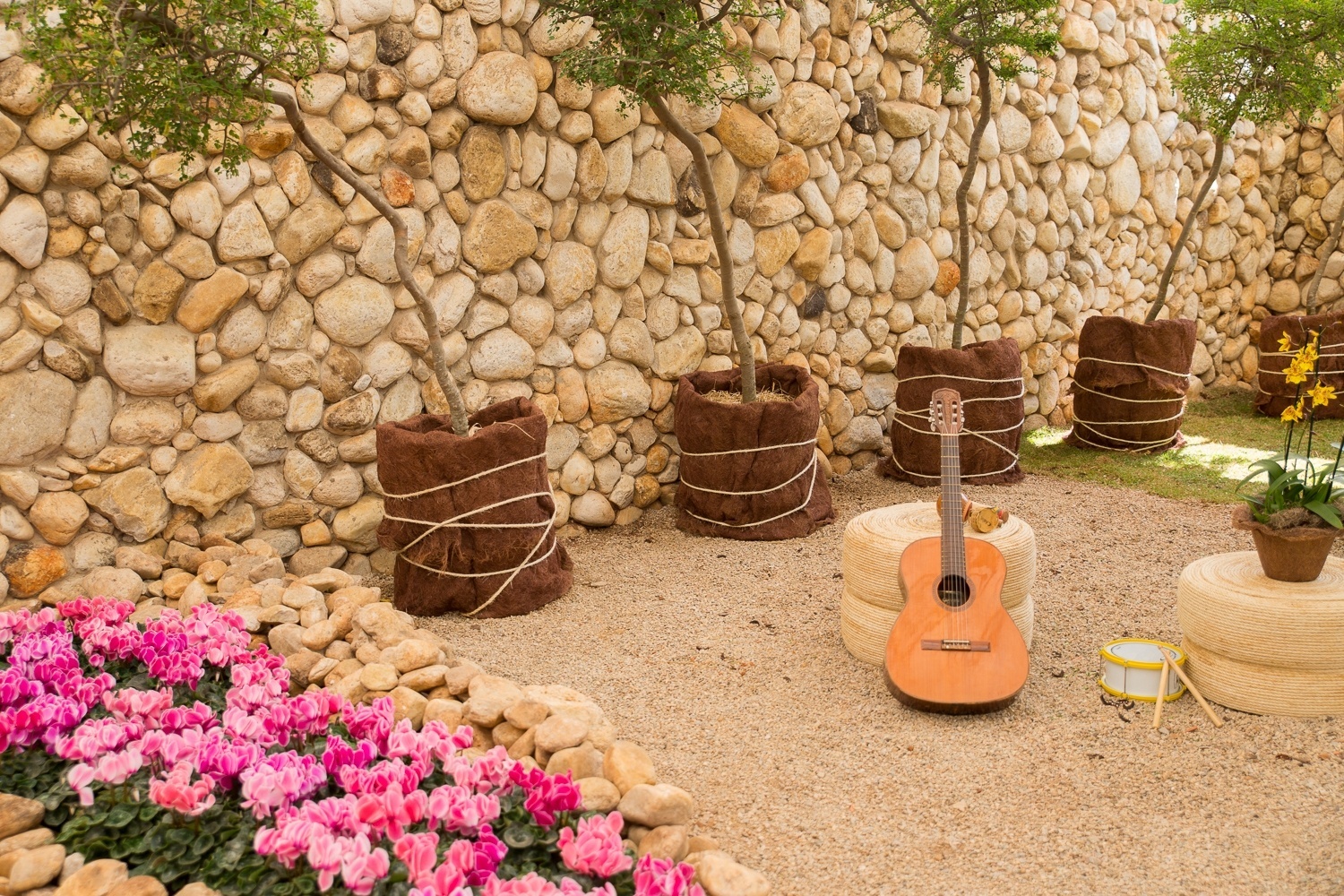 A pedagoga Anita Houtman, a musicoterapeuta Anne-Marie van den Broek e a paisagista Marisa Trippia desenvolveram o ambiente Vernissage das Artes, que propõe a interação entre diversas expressões artísticas e a natureza. No espaço, destaque para o muro de pedras. A Mostra de Paisagismo é uma da atrações da 33ª Expoflora, em cartaz de sexta-feira a domingo, até dia 28 de setembro de 2014. A feira tem lugar em Holambra. Os ingressos custam R$ 34. Outras informações: www.expoflora.com.br - Divulgação