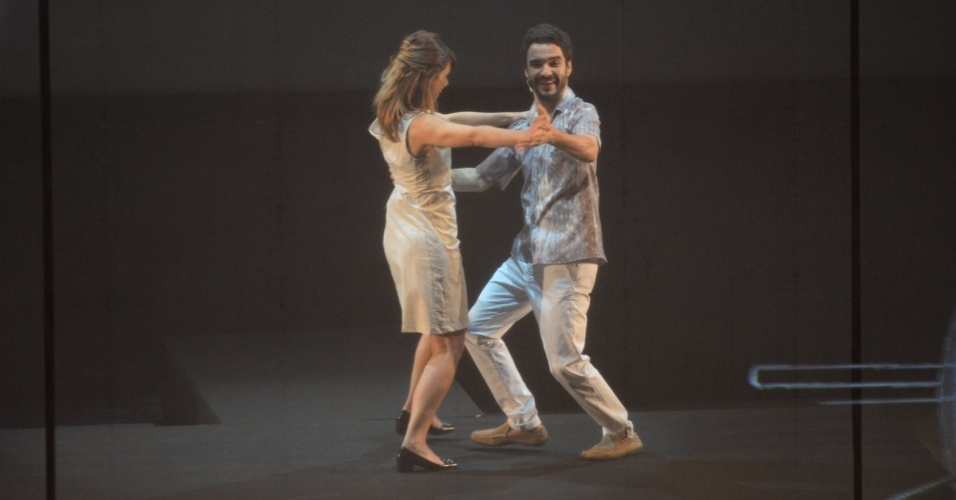 26.ago.2014 - Caio Blat e Maria Ribeiro dançam no palco do Grande Prêmio do Cinema Brasileiro, no Theatro Municipal, no Centro, no Rio. O casal apresenta o prêmio