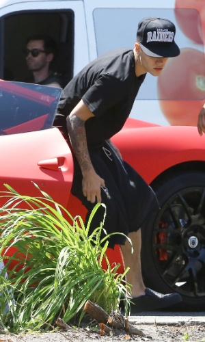 26.ago.2014 - Justin Bieber desce de sua Ferrari após batida em Los Angeles