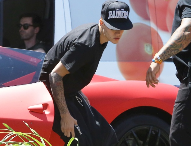 Justin Bieber desce de sua Ferrari após batida em Los Angeles