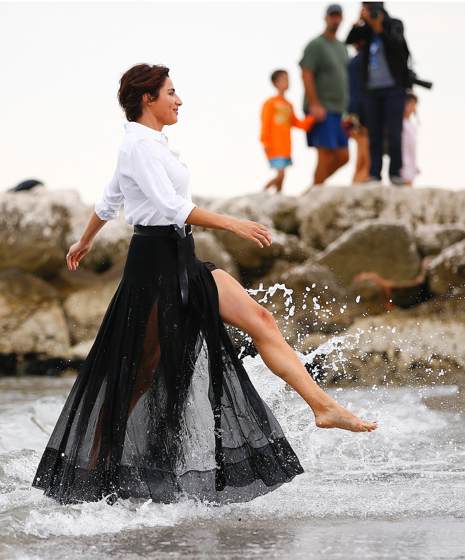 27.ago.2014 - A atriz italiana Luisa Ranieri brincou em frente a fotógrafos um dia antes da abertura do Festival de Veneza - Tony Gentile/Reuters