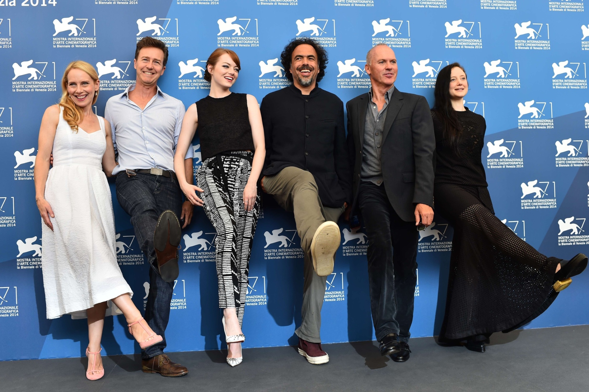 27.ago.2014 - Edward Norton, Emma Stone, Alejandro Inarritu, Michael Keaton e Andrea Riseborough promovem "Birdman" no Festival de Veneza - Gabriel Bouys/AFP