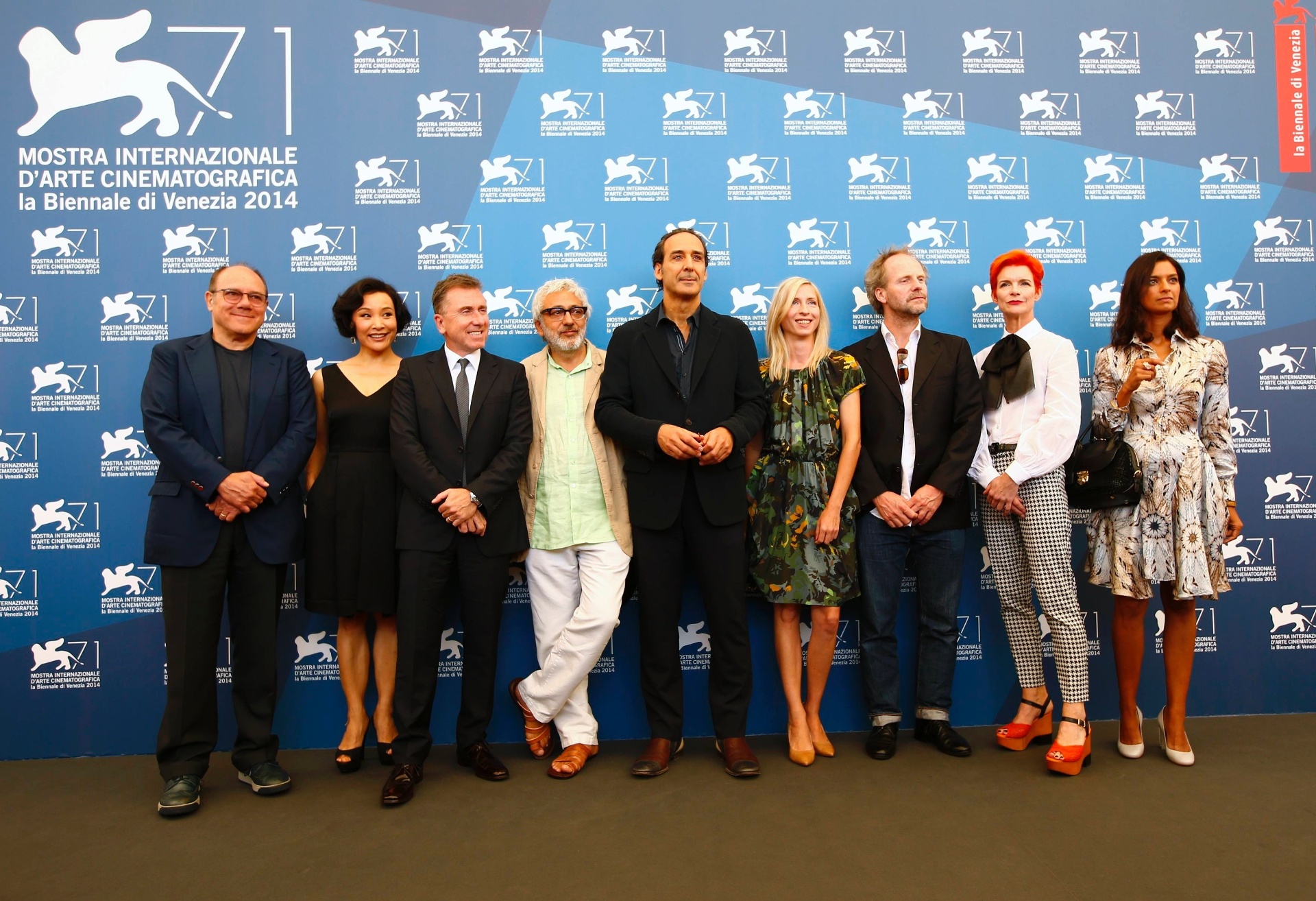 27.ago.2014 - Presidente do júri Alexandre Desplat (centro) posa com os outros jurados do Festival de Veneza Carlo Verdone, Joan Chen, Tim Roth, Elia Suleiman, Jessica Hausner, Philip Groning, Sandy Powell e Jhumpa Lahiri - Tony Gentile/Reuters