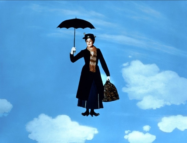 Julie Andrews interpreta a babá voadora em cena do clássico "Mary Poppins" - Divulgação