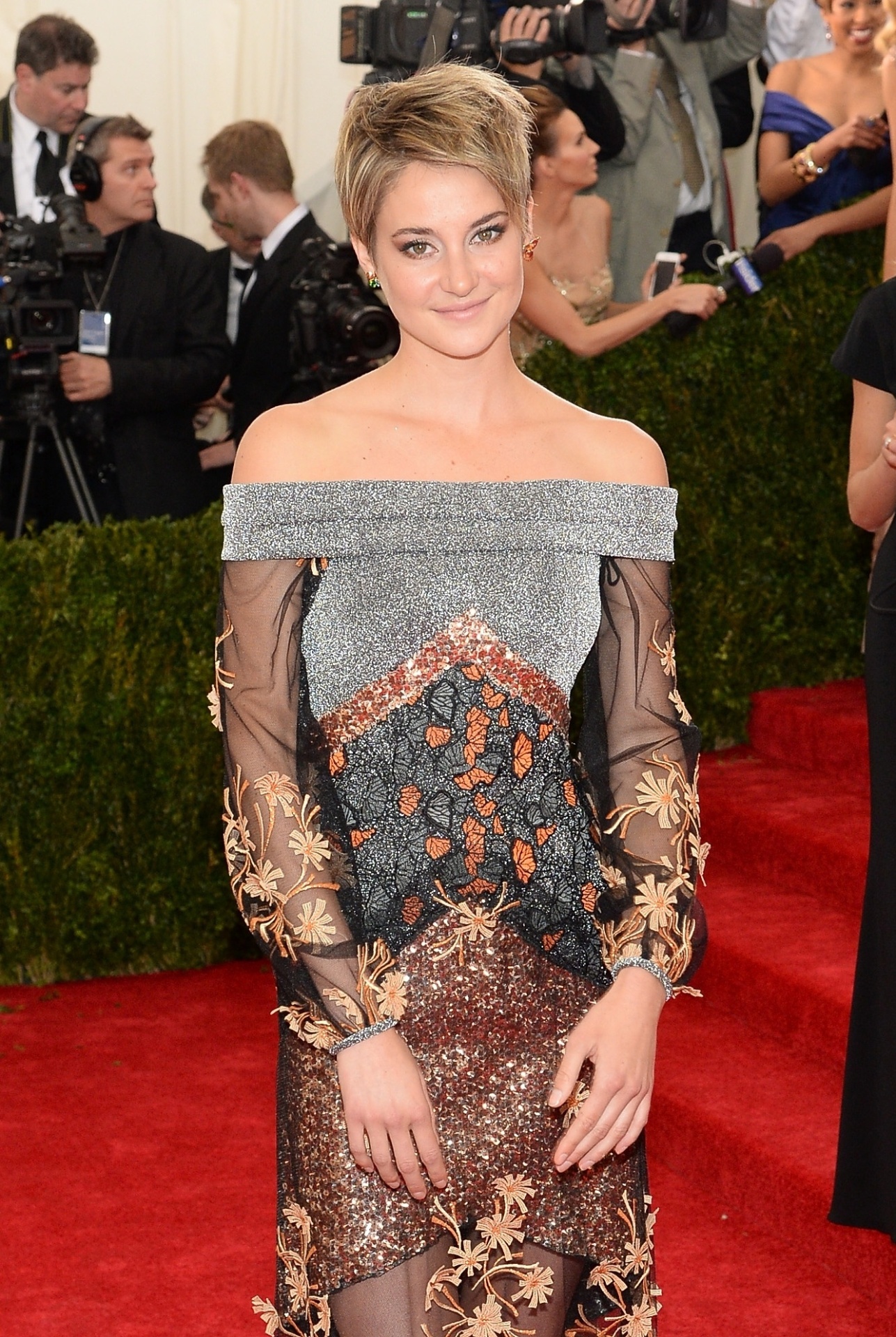 Ombro a Ombro: A atriz Shailene Woodley apostou num modelo ombro a ombro para o MET deste ano - Getty Images