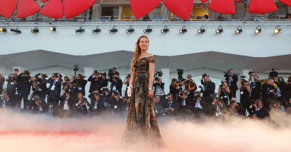 28.ago.2014 - A atriz italiana Cristina Capotondi posa no tapete vermelho do filme "La Rançon de la Gloire", no Festival de Veneza.