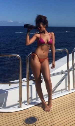 28.ago.2014 - Em sua página no Facebook, Rihanna posta foto de biquíni em um barco