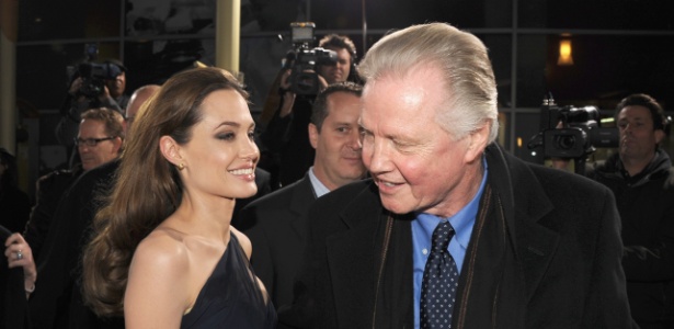 Angelina Jolie e o pai, o ator Jon Voight, em foto de 2011
