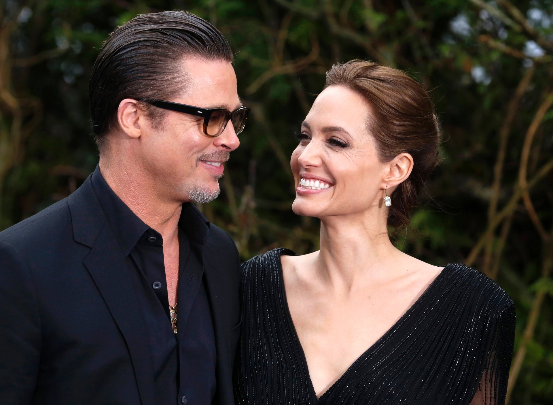 8.mai.2014 - Brad Pitt e Angelina Jolie sorriem ao chegar para exibição dos figurinos de "Malévola" no Palácio de Kensington, em Londres - Luke MacGregor/Reuters