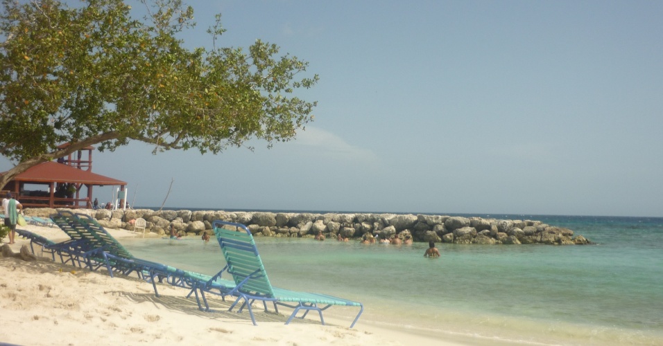 Com mar calmo e azul, praias são o principal destino dos turistas em Aruba